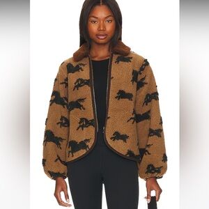 The Great. The Pasture Fleece Jacket in Light Hickory